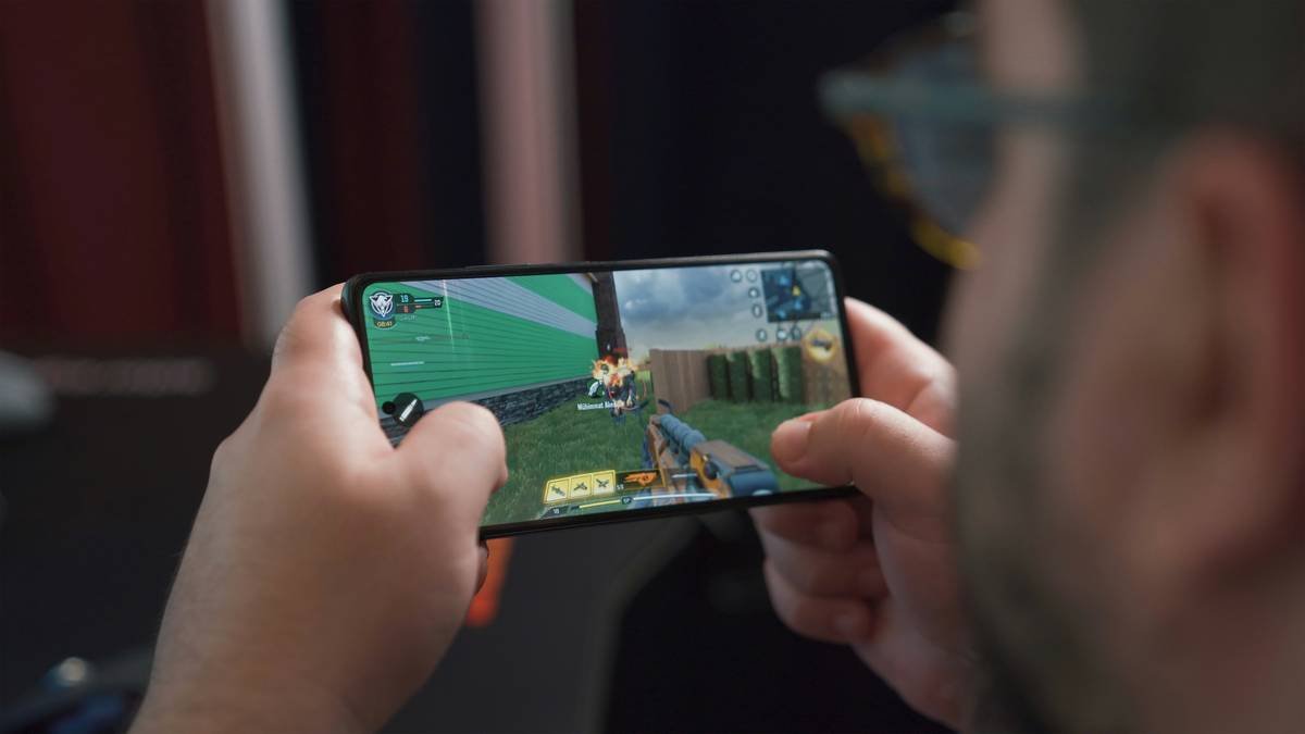 Bar chart showing $1.37B revenue from battle royale mobile games in 2018 vs. $675M from PC