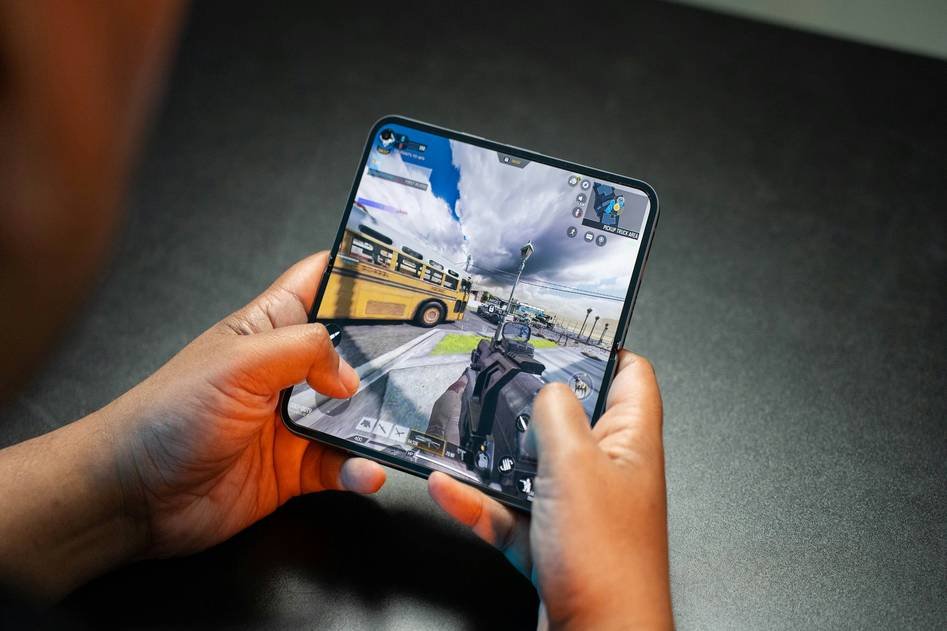 Mobile battle royale squad landing on intense island map
