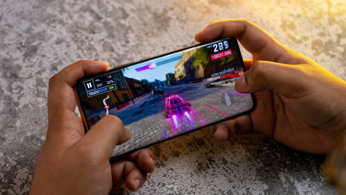 Before-and-after gameplay stats showing K/D ratio jump from 0.87 to 2.1 in Free Fire mobile