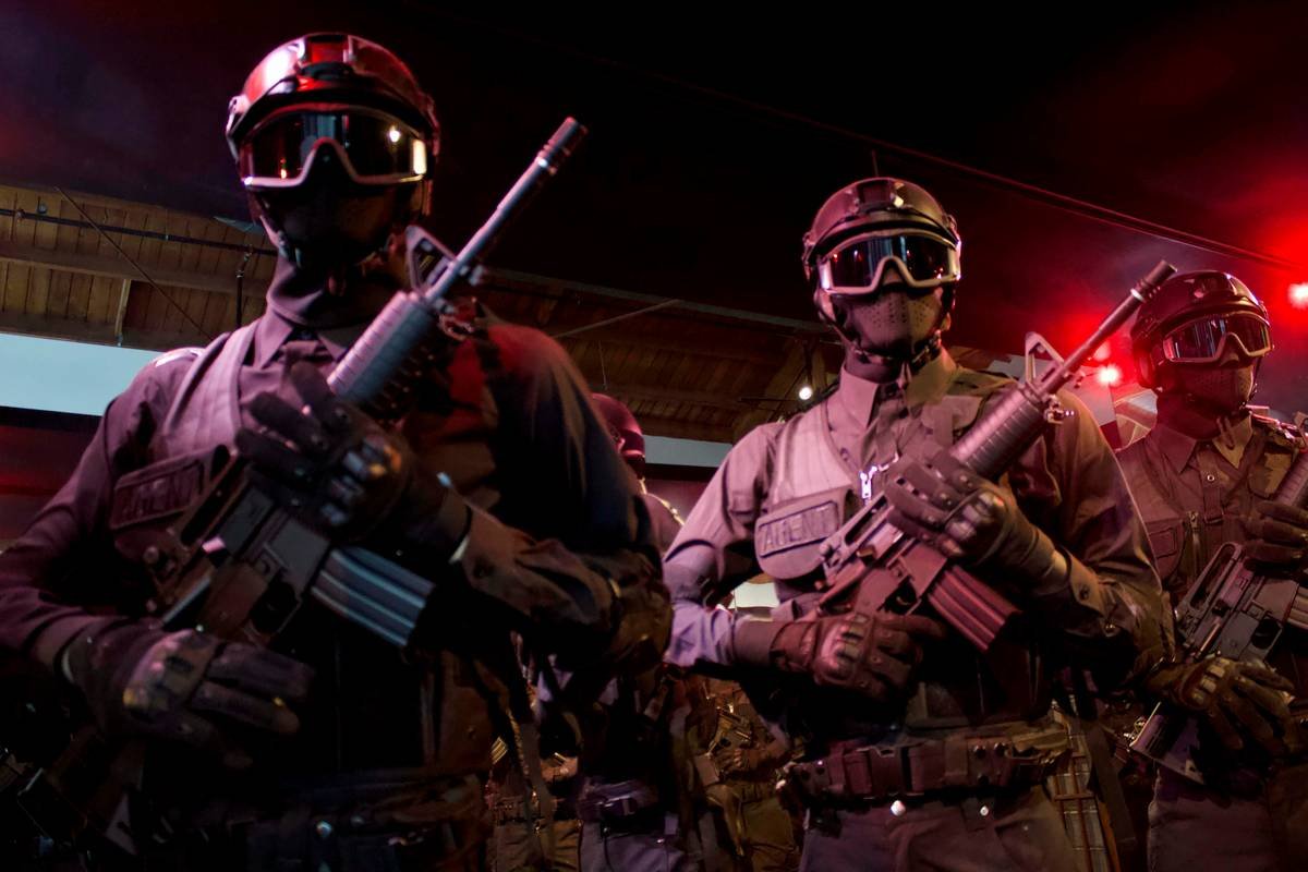 Timeline of early mobile battle royale games from 2015 to 2018 showing release dates of Survival Royale, Rules of Survival, Knives Out, and PUBG Mobile